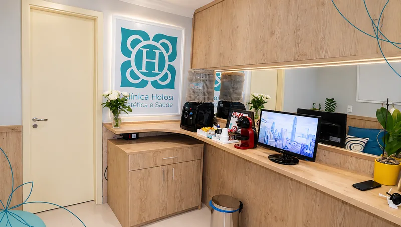 Recepção da Clínica Holosi, com o logotipo da clínica na parede